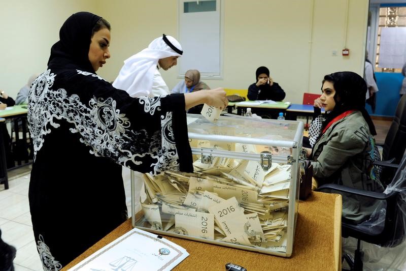 © Reuters. الكويتيون يختارون برلمانا جديدا وسط أجواء التقشف وعودة المعارضة