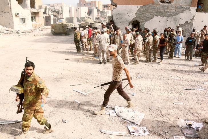 © Reuters. القوات الليبية تواجه دفاعا مستميتا من مسلحي الدولة الإسلامية في سرت