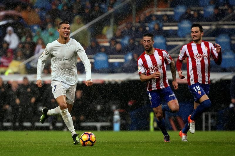 © Reuters. ريال مدريد ينجو من فخ سبورتنج خيخون بفضل هدفي رونالدو