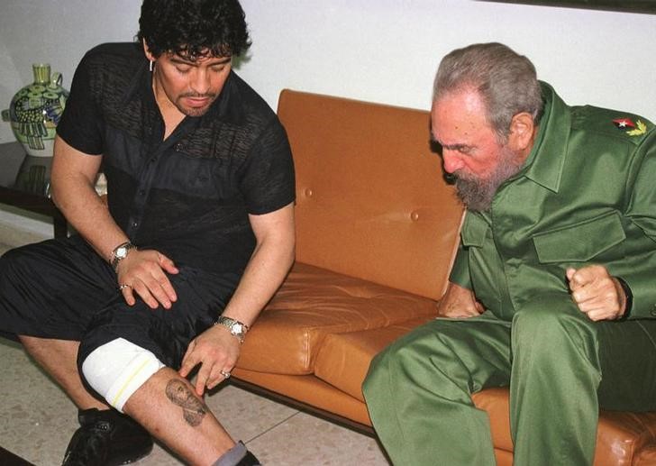 © Reuters. Maradona exibe tatuagem Fidel Castro para o líder cubano em outubro de 2001