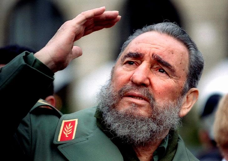 © Reuters. Fidel Castro participa de cerimônia em Paris em março de 1995