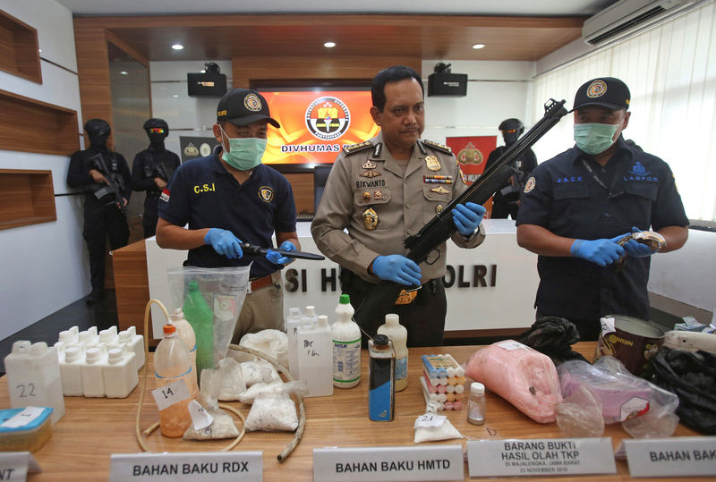 © Reuters. Indonesian police show items seized, including weapons and bomb-making materials, that they say were intended for use to attack government buildings and the Myanmar embassy, at police headquarters in Jakarta