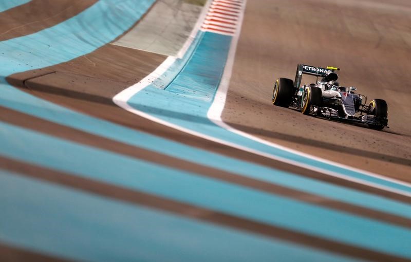 © Reuters. Rosberg arrebata el título de la Fórmula Uno a Hamilton