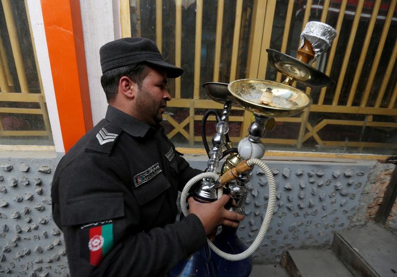 © Reuters. شرطة كابول تداهم مقاهي النرجيلة في حملة على "الرذيلة"