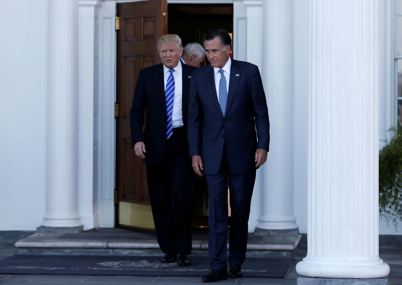 © Reuters. U.S. President-elect Donald Trump and former Massachusetts Governor Mitt Romney emerge after their meeting at the main clubhouse at Trump National Golf Club in Bedminster