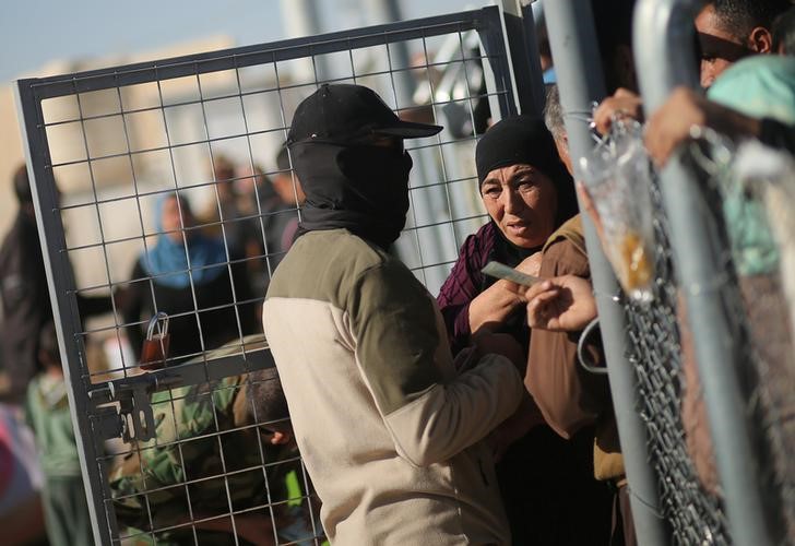 © Reuters. تحقيق-الشتاء يطبق على اللاجئين الفارين من الموصل