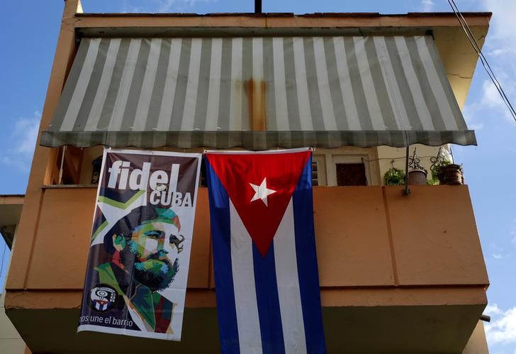 © Reuters. Cartaz com imagem de Fidel Castro ao lado da bandeira de Cuba em uma casa de Havana