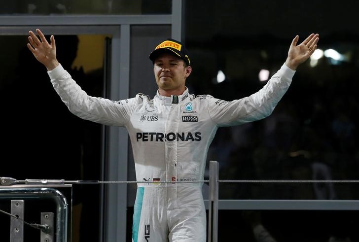 © Reuters. روزبرج يحسم بطولة فورمولا 1 وهاميلتون يفوز بسباق أبوظبي