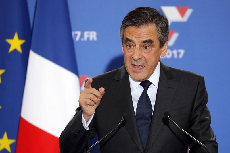 © Reuters. Francois Fillon, former French prime minister and member of Les Republicains political party, delivers his speech after partial results in the second round for the French center-right presidential primary election in Paris