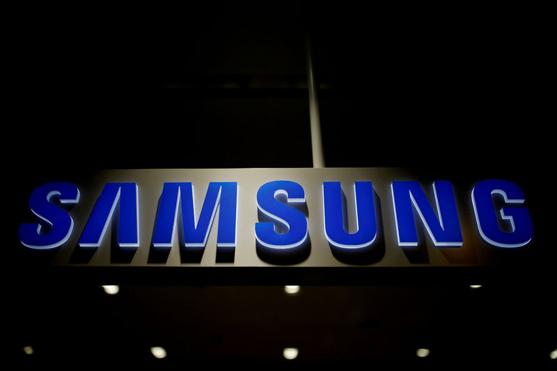 © Reuters. File photo of Samsung Electronics logo at its headquarters in Seoul