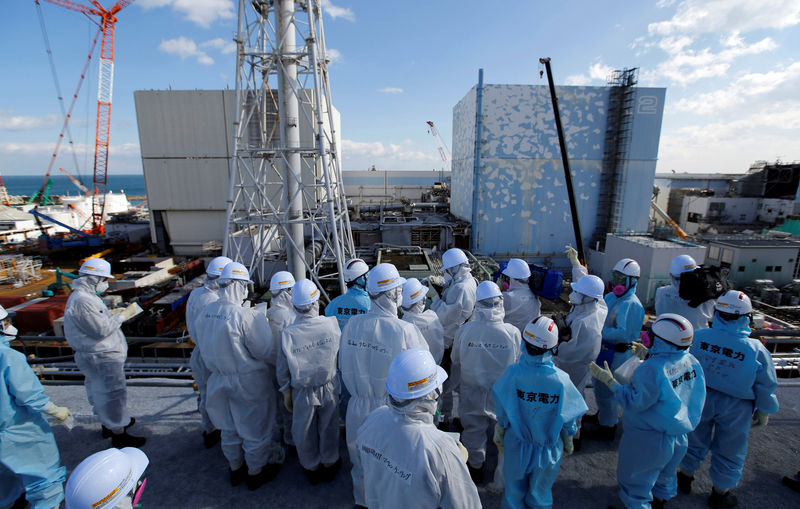 © Reuters. Members of the media receive briefing from Tokyo Electric Power Co. employees at tsunami-crippled Fukushima Daiichi nuclear power plant in Okuma town, Fukushima prefecture