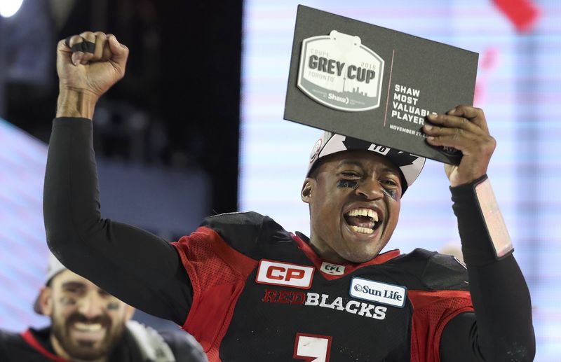 © Reuters. Ottawa Redblacks quarterback Henry Burris holds up the Grey Cup MVP award after the Redblacks defeated the Calgary Stampeders in the Canadian Football League's 104th Grey Cup championship game in Toronto