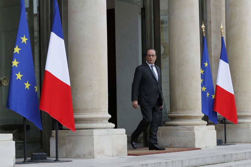 © Reuters. L'ELYSÉE DÉMENT LES RUMEURS D'UN REMANIEMENT IMMINENT