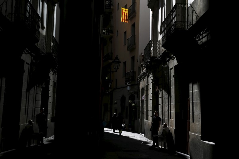 © Reuters. An "Estelada" flag, a symbol of Catalonian pro-independence, hangs on the street at the old Gothic quarter in Barcelona