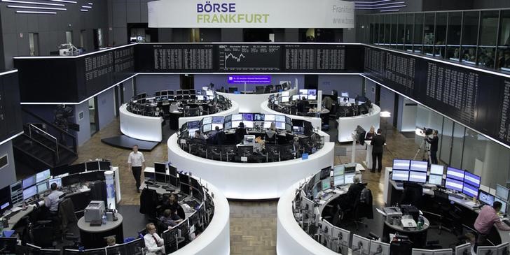 © Reuters. Las bolsas europeas abren con caídas por los valores financieros y ligados a petróleo
