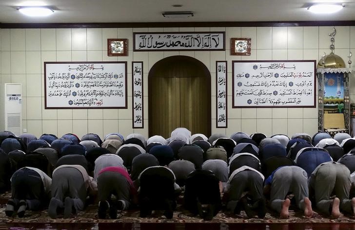 © Reuters. Muslims pray at a mosque during Ramadan in Urumqi, Xinjiang Uighur Autonomous Region