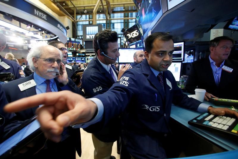 © Reuters. Traders work on the floor of the NYSE