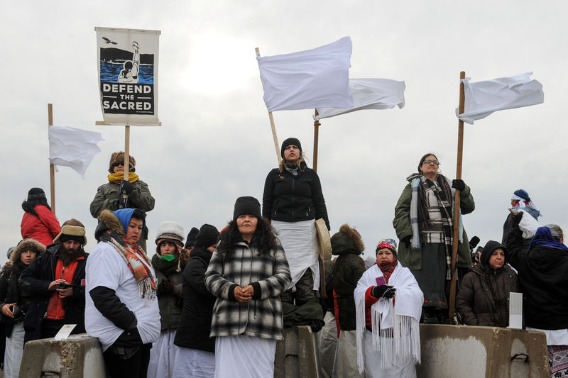 © Reuters. Manifestantes durante protesto contra planos de construção de um oleoduto por baixo de um lago próximo da reserva indígena Standing Rock Sioux, na Dakota do Norte