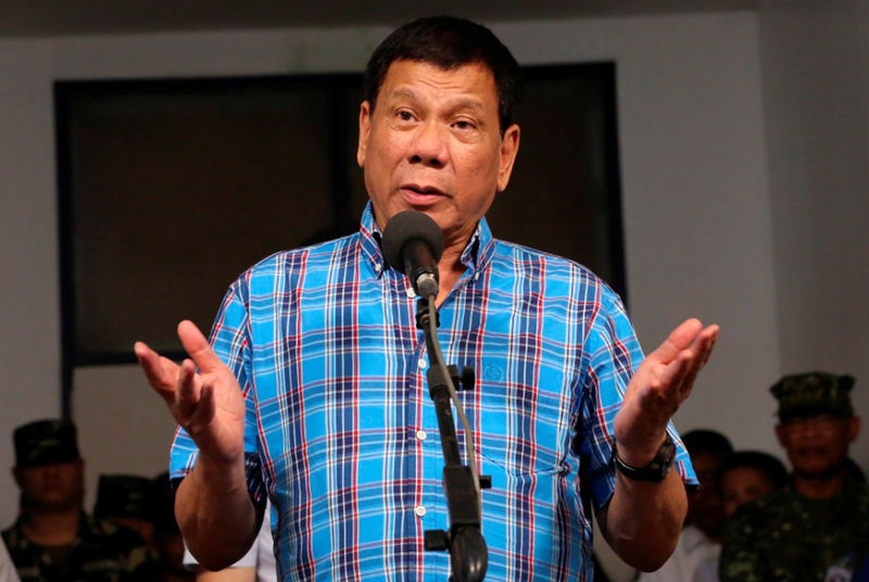 © Reuters. Philippine President Rodrigo Duterte gestures during a briefing with the military after his visit at Camp General Basilio Navarro in Zamboanga City