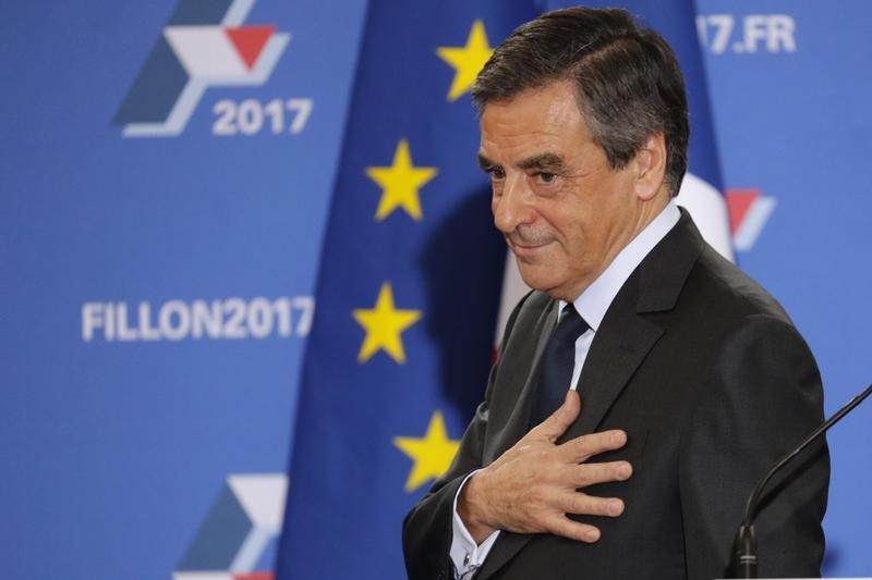 © Reuters. Francois Fillon, former French prime minister and member of Les Republicains political party, delivers his speech after partial results in the second round for the French center-right presidential primary election in Paris