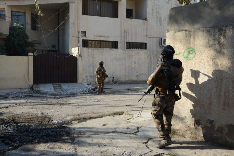 © Reuters. Membros das forças especiais do Iraque vistos em Mosul