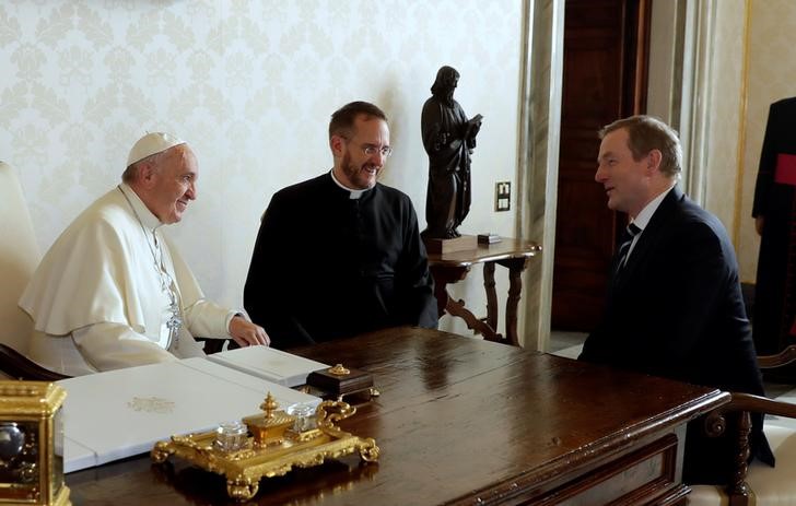 © Reuters. Pope Francis meets Irish Prime Minister Enda Kenny during a private audience in Vatican