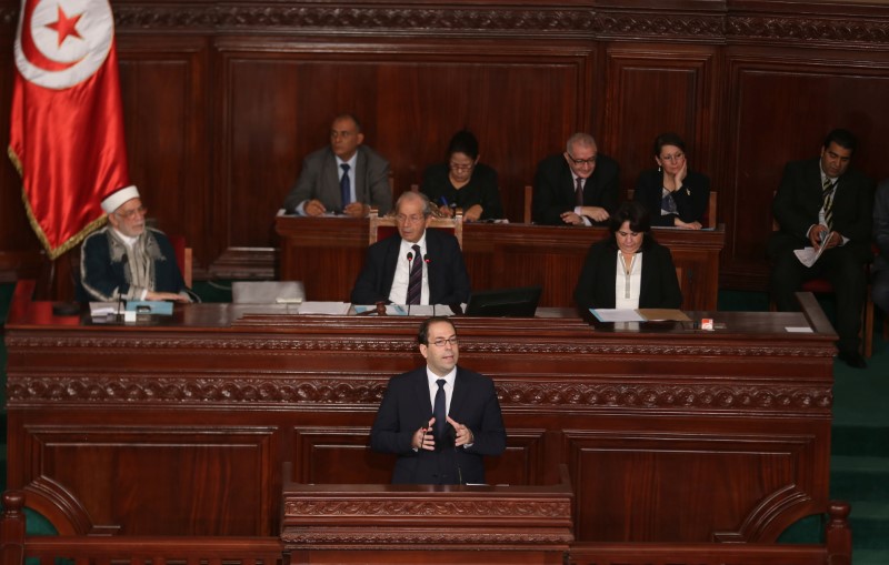 © Reuters. Tunisia's Prime Minister designate Youssef Chahed speaks at the Assembly of People's Representatives in Tunis