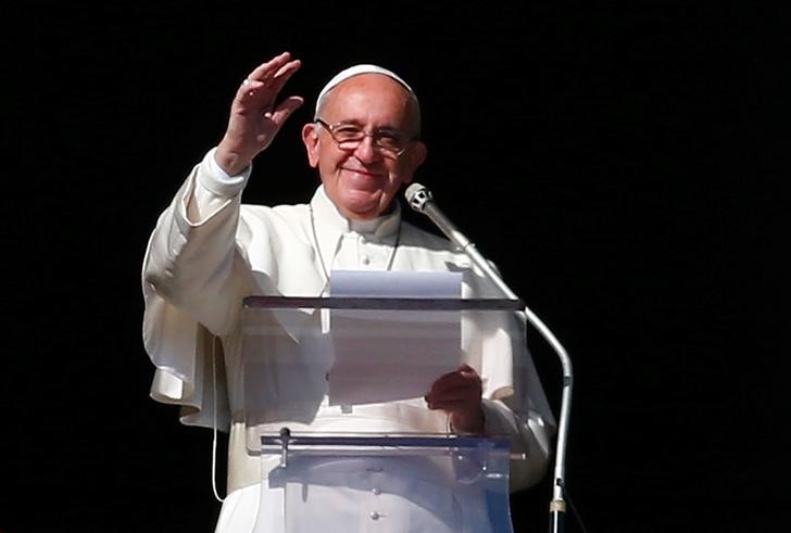 © Reuters. Papa Francisco dá a oração do Angelusna Praça São Pedro, no Vaticano