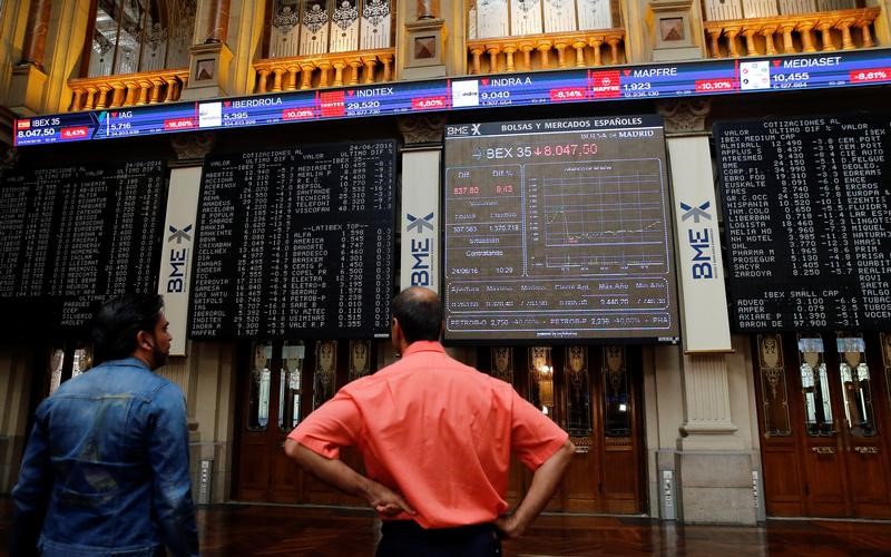 © Reuters. La banca frena al Ibex-35 en el inicio de una semana de incertidumbres