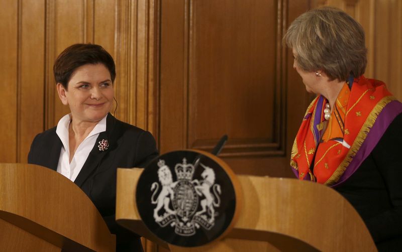 © Reuters. Britain's Prime Minister Theresa May and her Polish counterpart Beata Szydlo hold a joint news conference in 10 Downing Street in central London