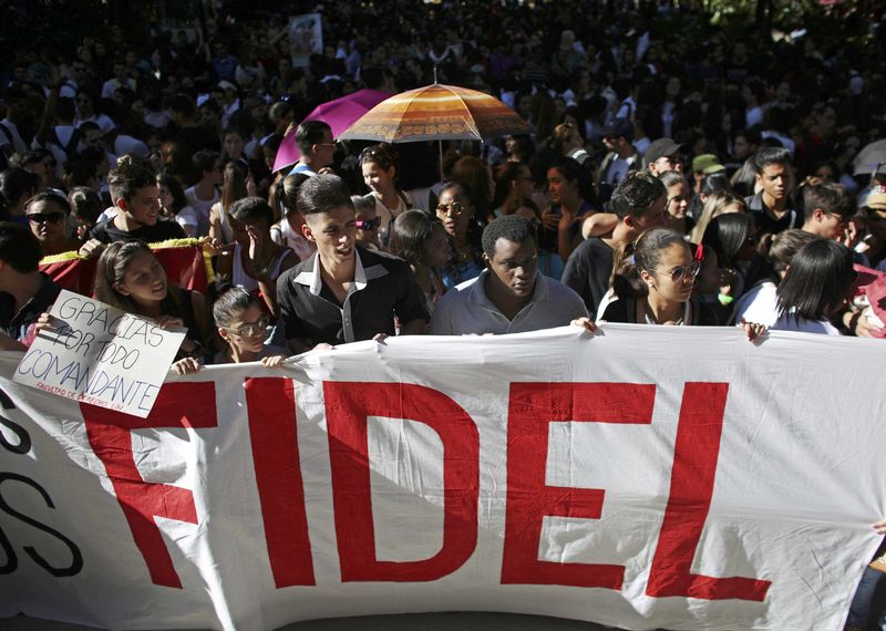 © Reuters. Students of Havana University pay tribute to Cuba's late President Fidel Castro in Havana