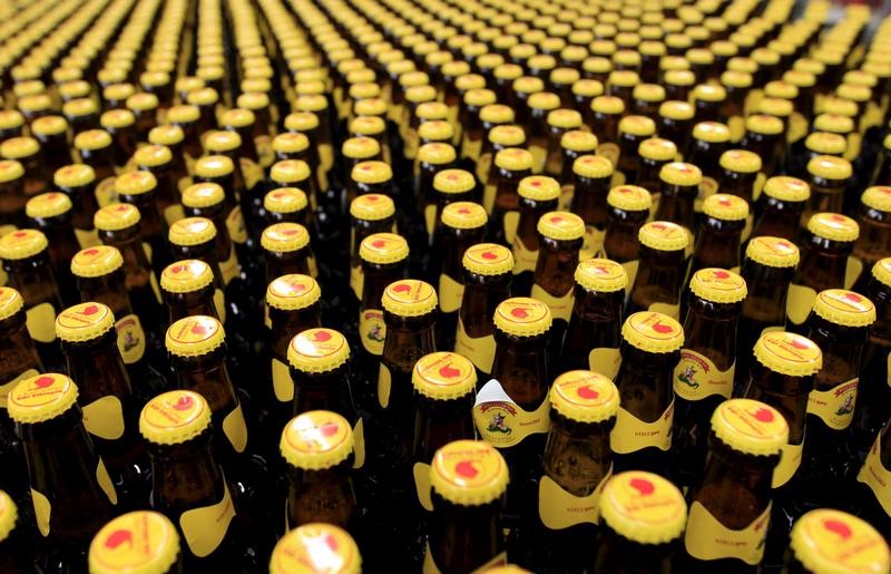 © Reuters. Beer bottles roll through a processing line at the St. George brewery in Ethiopia's capital, Addis Ababa
