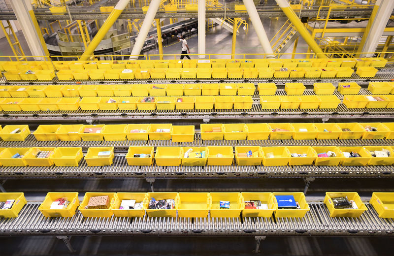 © Reuters. Outgoing products move along a conveyor belt at an Amazon Fulfillment Center on Cyber Monday in Tracy