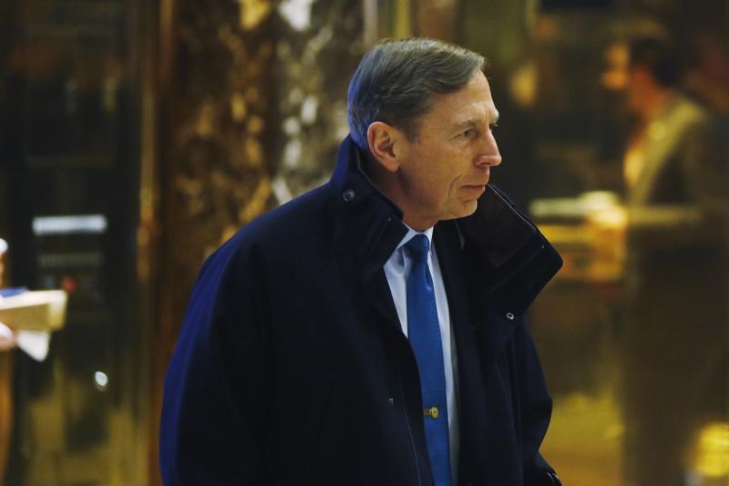 © Reuters. Ex-diretor da CIA David Petraeus chega para reunião com Trump em Nova York