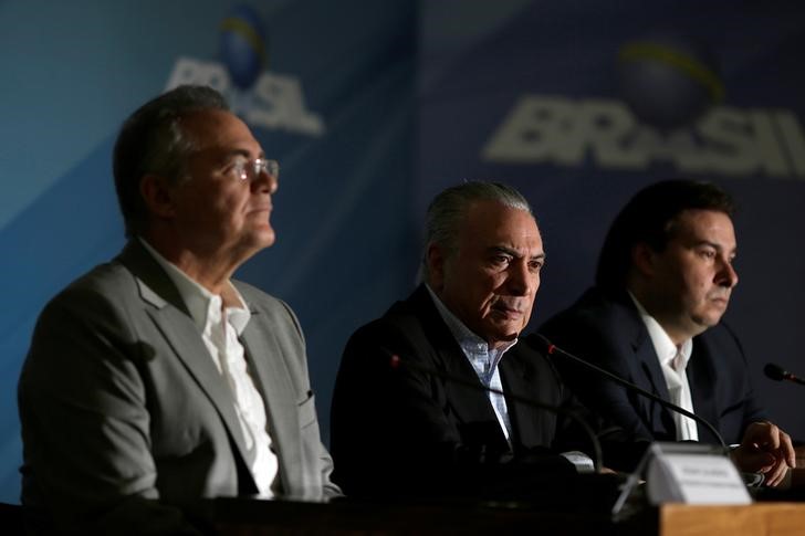 © Reuters. Senador Renan Calheiros, presidente Michel Temer e deputado Rodrigo Maia  durante entrevista no Palácio do Planalto, em Brasília