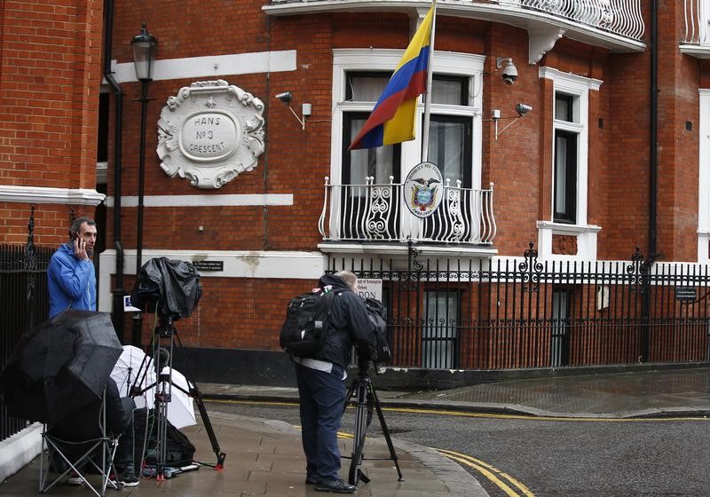 © Reuters. News media wait outside the Ecuadorian Embassy where WikiLeaks founder Julian Assange is taking refuge, in London