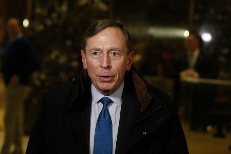 © Reuters. Petraeus deixa reunião com Trump em Nova York