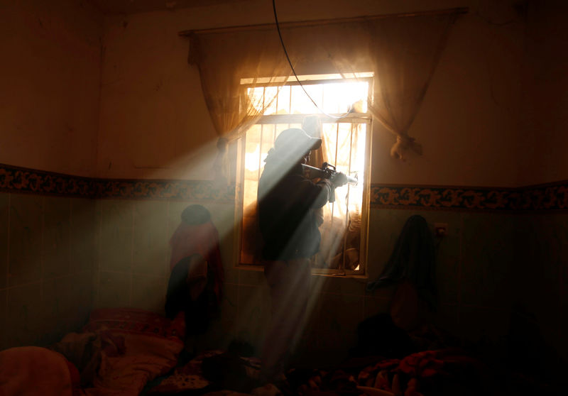 © Reuters. Iraqi soldier is pictured during an operation against Islamic State militants in the frontline neighbourhood of Intisar, eastern Mosul