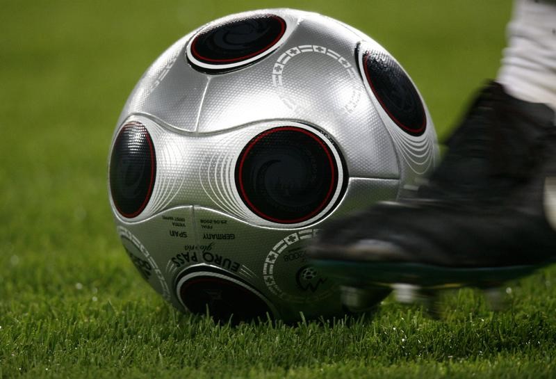 © Reuters. File Photo: A player kicks the game ball during the Euro 2008 final match between Germany and Spain at Ernst Happel Stadium in Vienna