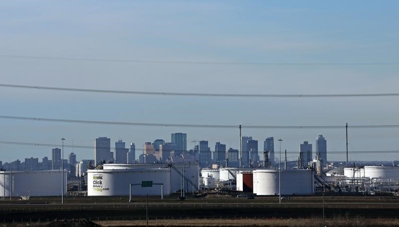 © Reuters. Crude oil storage tanks at Enbridge's facility in Sherwood Park are seen against the skyline of Edmonton