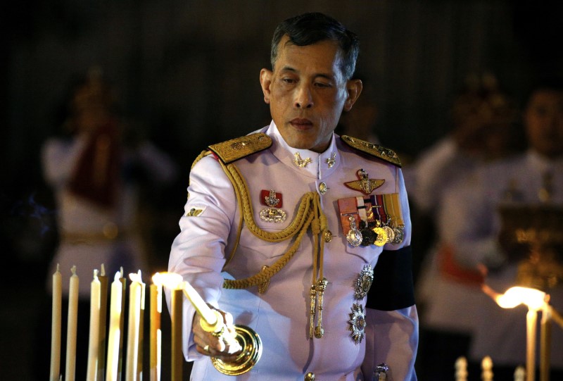 © Reuters. Thailand's Crown Prince Maha Vajiralongkorn attends an event commemorating the death of King Chulalongkorn, known as King Rama V, as he joins people during the mourning of his father, the late King Bhumibol Adulyadej, at the Royal Plaza in Bangkok