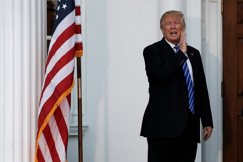 © Reuters. U.S. President-elect Donald Trump yells to members of the media from the steps of the main clubhouse at Trump National Golf Club in Bedminster