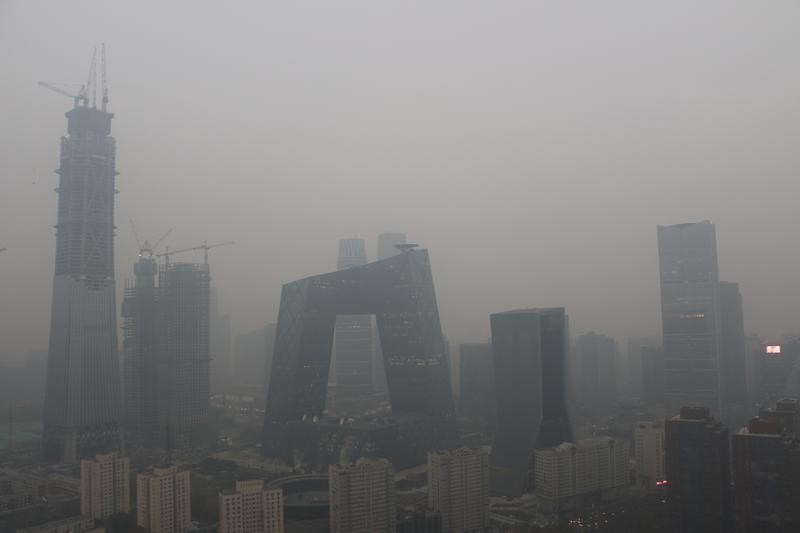 © Reuters. Beijing's landmark buildings are seen during a polluted day in Beijing