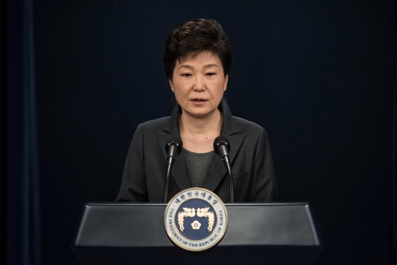 © Reuters. رئيسة كوريا الجنوبية تلقي بيانا يوم الثلاثاء وسط أزمة سياسية