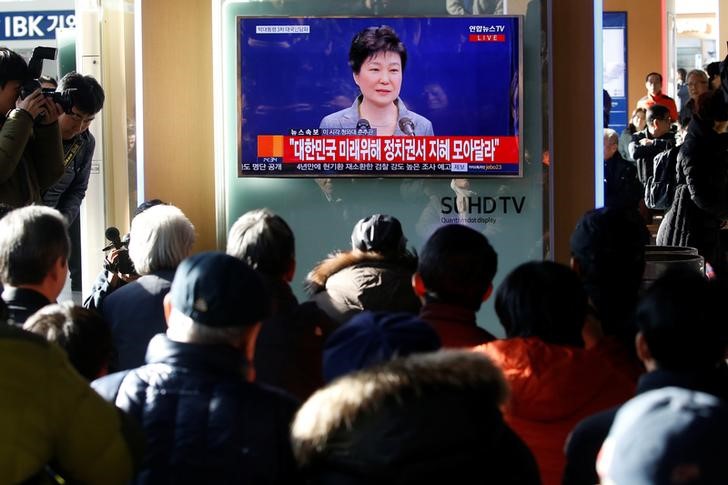 © Reuters. رئيسة كوريا الجنوبية تعرض التنازل عن السلطة