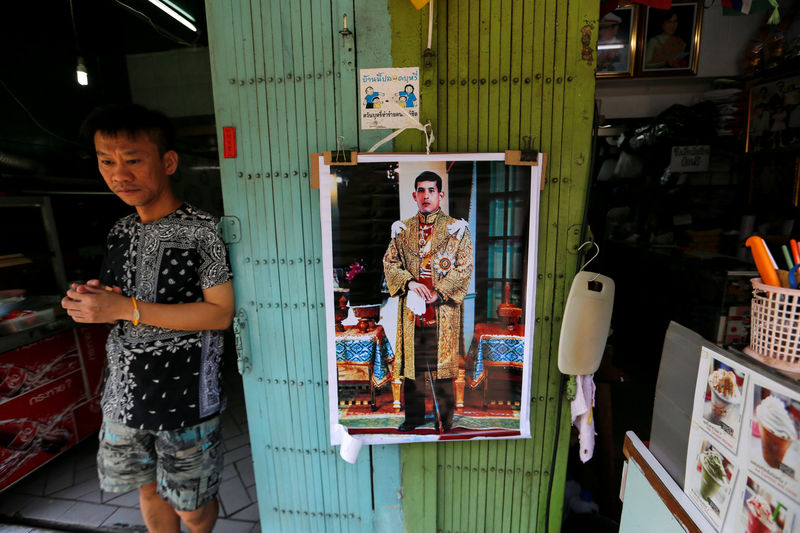 © Reuters. A picture of Crown Prince Maha Vajiralongkorn is seen in a shop in Bangkok