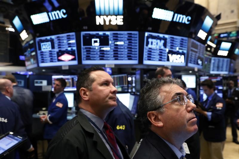 © Reuters. Трейдеры на фондовой бирже Нью-Йорка