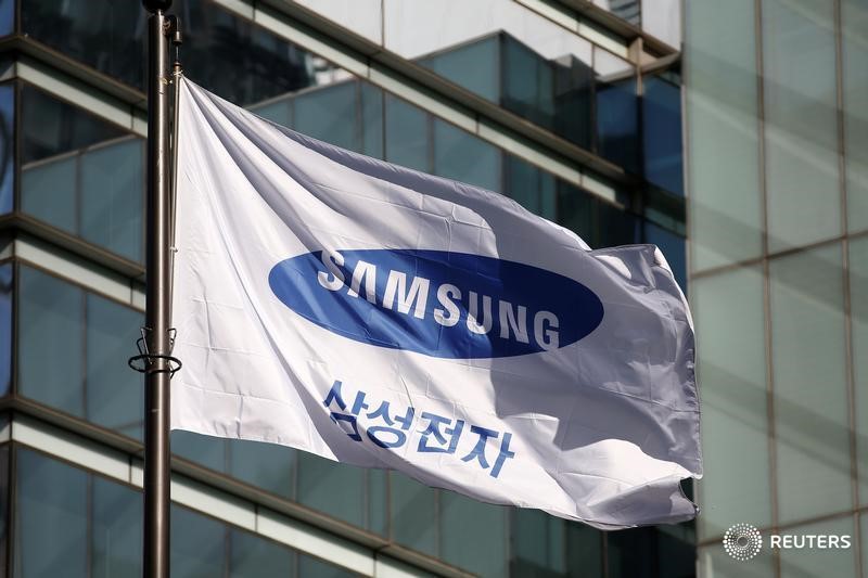 © Reuters. Samsung dice que revisa un cambio hacia una estructura con compañía holding