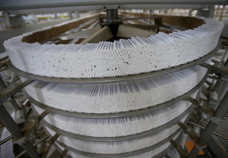 © Reuters. Japan Tobacco Inc.'s Mevius One cigarettes move along the production line at the Japan Tobacco Inc.'s Kitakanto factory in Utsunomiya , Tochigi prefecture, Japan