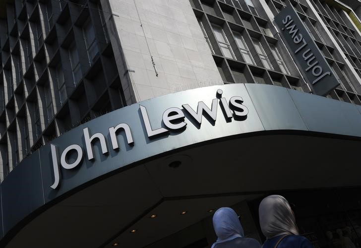 © Reuters. Shoppers pass a branch of John Lewis in London, Britain